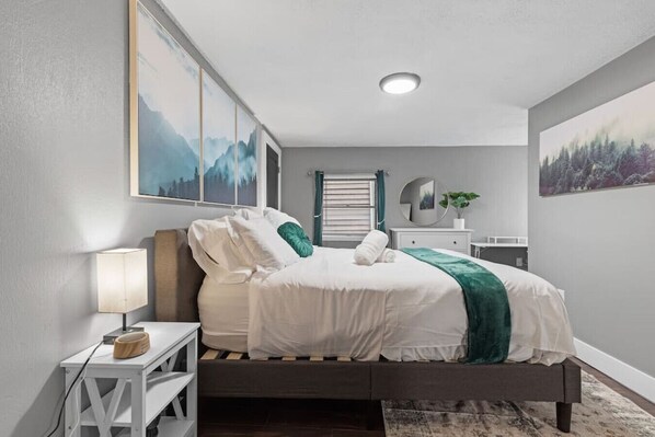 5 bedrooms, desk, iron/ironing board, travel crib