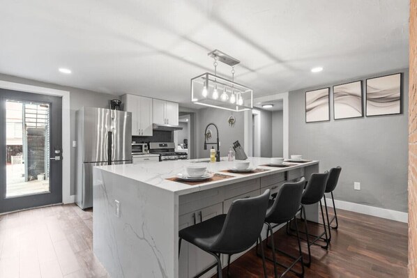 Fridge, microwave, oven, stovetop - Upscale 2 Story Apartment w/ 8 beds| Free Parking (Pittsburgh)