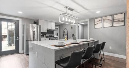 Upscale 2 Story Apartment w/ 8 beds| Free Parking