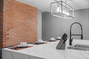 Dining - Upscale 2 Story Apartment w/ 8 beds| Free Parking (Pittsburgh)