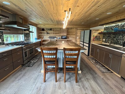 Cama’i House: Spacious ocean front 7-bedroom cottage at Friends by the Ocean