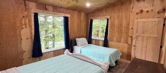 Cama’i House: Spacious ocean front 7-bedroom cottage at Friends by the Ocean