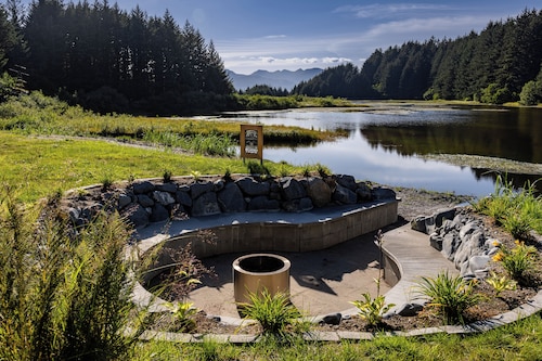 Cama’i House: Spacious ocean front 7-bedroom cottage at Friends by the Ocean