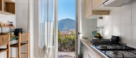 Een koelkast, een microgolfoven, een oven, een kookplaat