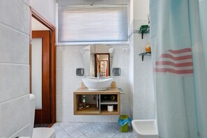 Dusche, kostenlose Toilettenartikel, Haartrockner, Handtücher