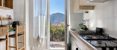 Fridge, microwave, stovetop, coffee/tea maker