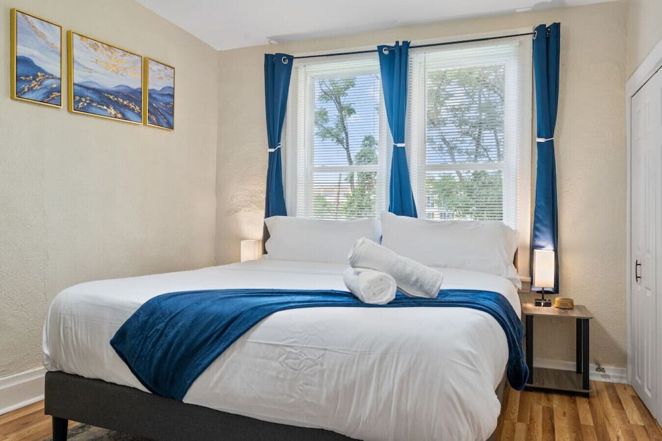 7 habitaciones, escritorio y tabla de planchar con plancha 