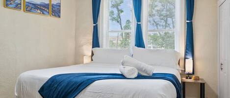7 bedrooms, desk, iron/ironing board, travel cot