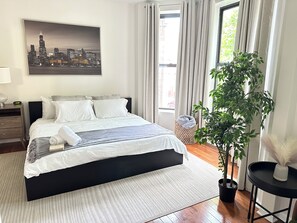 2 عدّة غرف نوم ومكواة/لوح كي وواي فاي وملاءات أسرّة