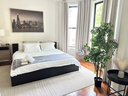 Beautiful 2BR apartment in vibrant West Town, close to FultonMarket and Downtown