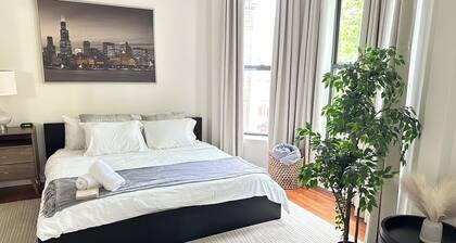 Beautiful 2BR apartment in vibrant West Town, close to FultonMarket and Downtown