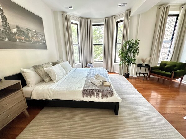 2 عدّة غرف نوم ومكواة/لوح كي وواي فاي وملاءات أسرّة