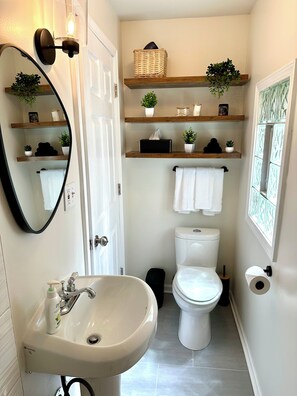 Dusche, Haartrockner, Handtücher, Seife