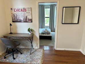 2 عدّة غرف نوم ومكواة/لوح كي وواي فاي وملاءات أسرّة