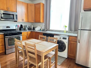 Microwave, oven, stovetop, dishwasher - Beautiful 2BR apartment in vibrant West Town, close to FultonMarket and Downtown (Chicago)