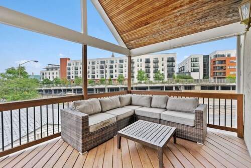 3 Story home w/ 10 beds & Free off-street parking