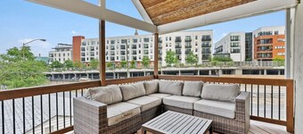 3 Story home w/ 10 beds & Free off-street parking
