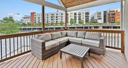 3 Story home w/ 10 beds & Free off-street parking