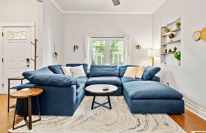 TV - 3 Story home w/ 10 beds & Free off-street parking (Pittsburgh)