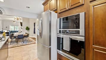 Een koelkast, een magnetron, een oven, een kookplaat