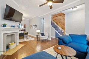 TV - 3 Story home w/ 10 beds & Free off-street parking (Pittsburgh)