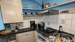 Kaffetrakter/tekoker, kjøleskap, kokeplater og vannkoker