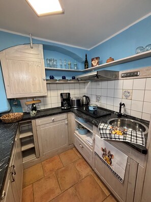 Kühlschrank, Herdplatte, Wasserkocher mit Kaffee-/Teezubehör