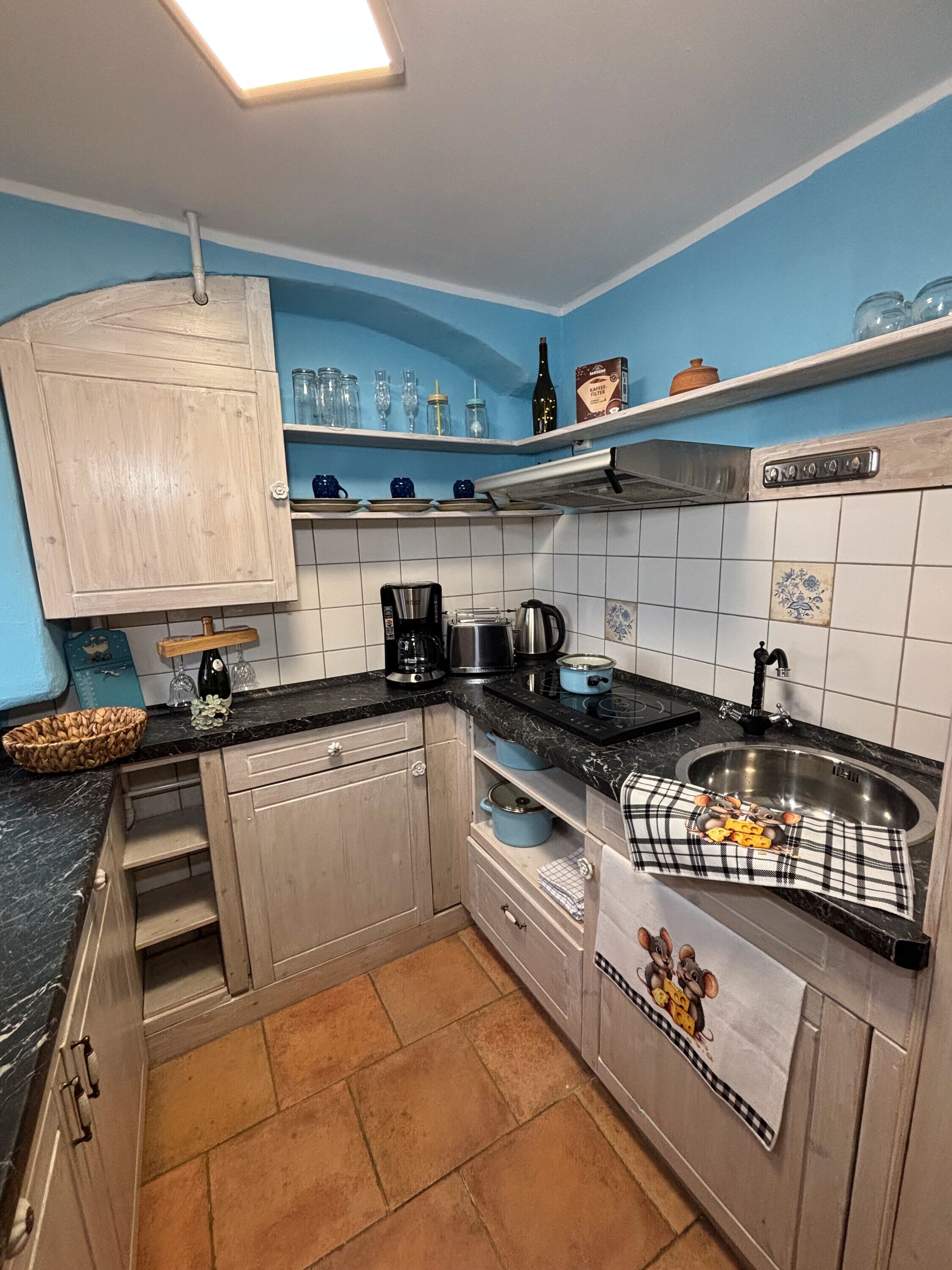 Refrigerador, placa de cocina, cafetera/tetera, tetera/pava eléctrica