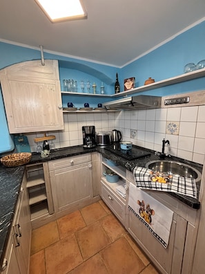 Een koelkast, een kookplaat, een koffiezetapparaat/waterkoker