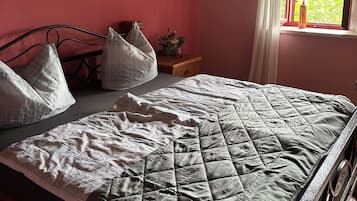 1 bedroom, bed sheets