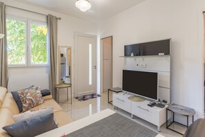 TV - Apartment 'Studio Indépendant Avec Jardin' with Wi-Fi and Air Conditioning (Aix-en-Provence)