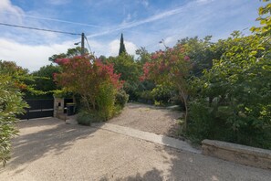 Property grounds - Apartment 'Studio Indépendant Avec Jardin' with Wi-Fi and Air Conditioning (Aix-en-Provence)