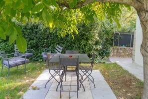 Outdoor dining - Apartment 'Studio Indépendant Avec Jardin' with Wi-Fi and Air Conditioning (Aix-en-Provence)