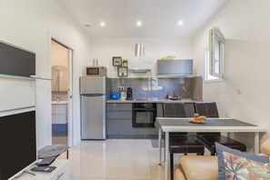 Fridge, microwave, oven, stovetop - Apartment 'Studio Indépendant Avec Jardin' with Wi-Fi and Air Conditioning (Aix-en-Provence)