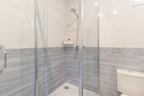 Shower, hair dryer, towels - Apartment 'Studio Indépendant Avec Jardin' with Wi-Fi and Air Conditioning (Aix-en-Provence)