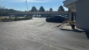 Exterior - deluxe inn motel (Erie)