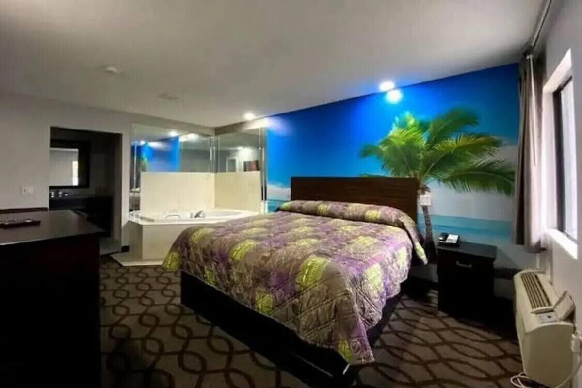 Superior Single Room, 1 King Bed, Valley View | Desk, WiFi (free)