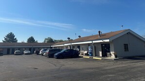 Exterior - deluxe inn motel (Erie)