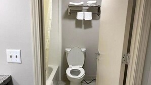 Towels, soap, shampoo, toilet paper - deluxe inn motel (Erie)
