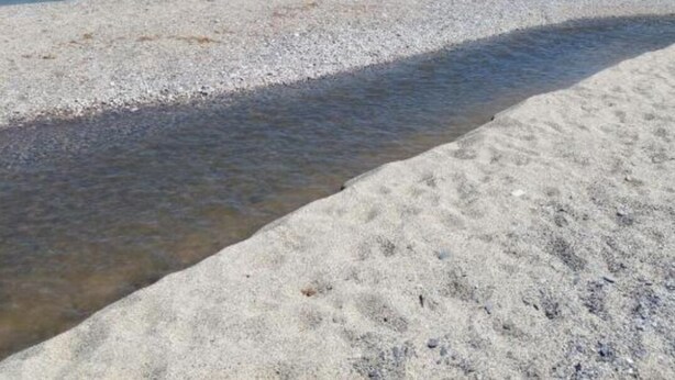A beach with clear blue water and a sandy shore. - 1BR Alloggio Apartment (Isca sullo Ionio)