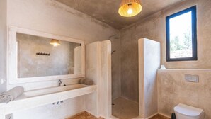 Secador de cabelo, toalhas de banho, sabonete, papel higiênico