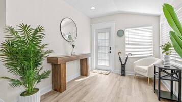 Ferienhaus, 2 Queen-Betten, Terrasse, Gartenblick (Barefoot Bungalow) | Innenbereich