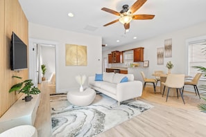 Casa, 2 camas Queen size, patio, vista al jardín (Barefoot Bungalow) | Área de sala de estar | Televisión de pantalla plana de 42 pulgadas con canales digitales