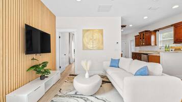 Ferienhaus, 2 Queen-Betten, Terrasse, Gartenblick (Barefoot Bungalow) | Wohnbereich | 42-Zoll-Flachbildfernseher mit Digitalempfang