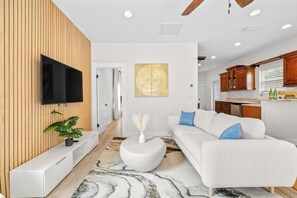 Casa, 2 camas Queen size, patio, vista al jardín (Barefoot Bungalow) | Área de sala de estar | Televisión de pantalla plana de 42 pulgadas con canales digitales 