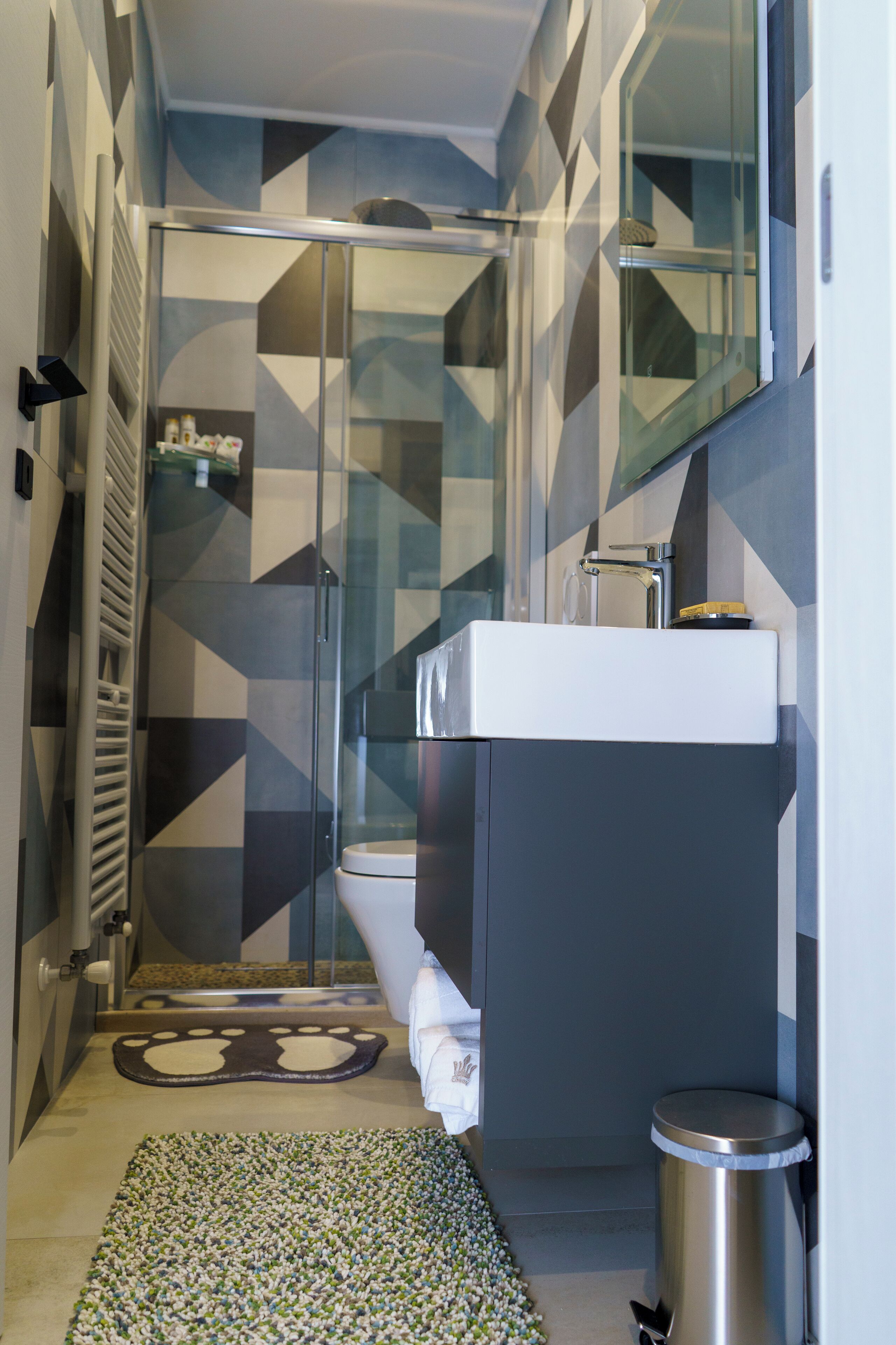 Douche, sèche-cheveux, bidet, serviettes fournies