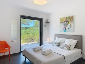 4 bedrooms, iron/ironing board, Internet, bed sheets