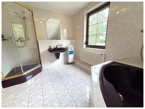 Douche, sèche-cheveux, serviettes fournies