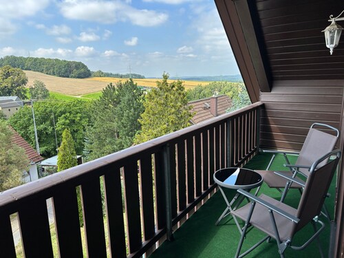 Appartement 'Haus schöne Aussicht bei Chemnitz' avec vue sur la montagne, balcon et Wi-Fi