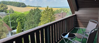 Appartement 'Haus schöne Aussicht bei Chemnitz' avec vue sur la montagne, balcon et Wi-Fi